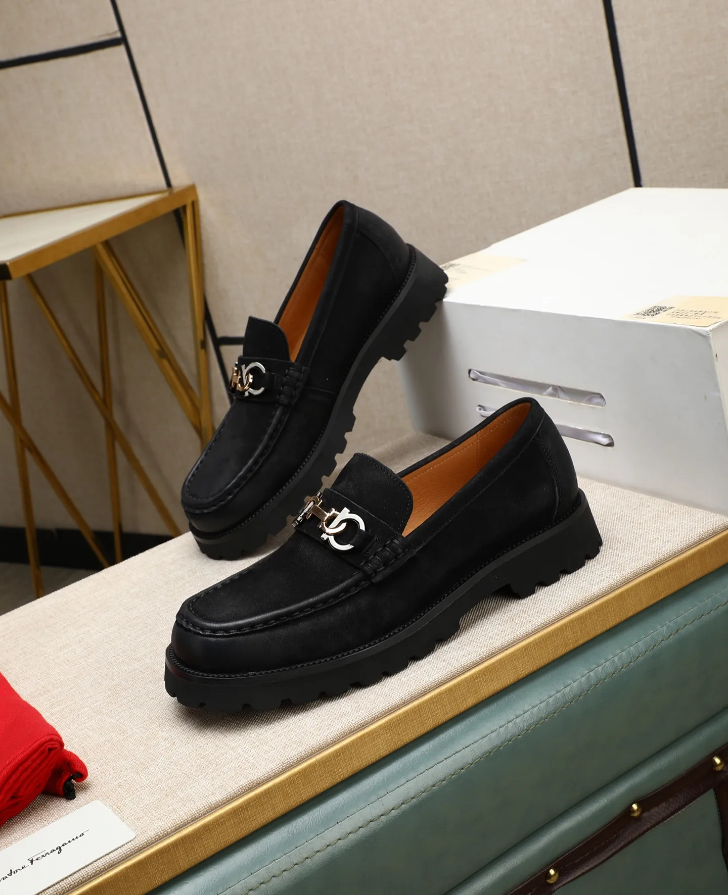 Men's shoes 💰520 📛📛(water-dyed cow lining) Salvatore Ferragamo high-end (Salvatore Ferragamo) is the world's top luxury footwear brand. It comes from the fashion kingdom of Italy. It is famous all over the world for its traditional handmade design and novel styles... 🚶🏻🚶🏻New suit shoes are on sale simultaneously at the counter. This model is purely handmade. The fabric is imported Italian calfskin➕soft water-dyed cowhide lining. Original authentic outsole🌀🌀Size: 38➖44.